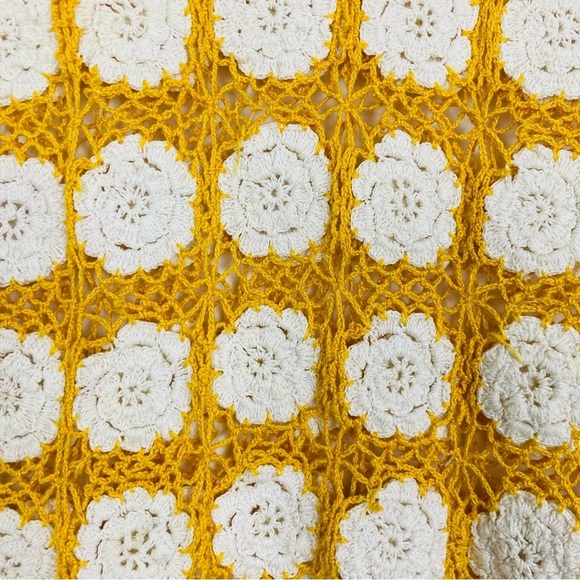 Vintage yellow and white floral crochet open weave short sleeve pullover top. S - Picture 3 of 5